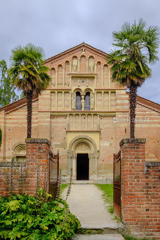 Canonica di Santa Maria di Vezzolano是一座哥特式罗马风格的教堂，位于意大利北部的皮埃蒙特。